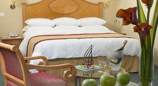 Гостиница Марриотт Гранд Москва Улучшенный номер с кроватью размера "king-size"/ 2 отдельными кроватями-3